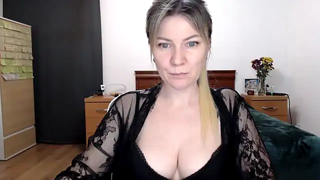 Snapshot of ParadiseAlina chatting on November 6, 8:21 pm ParadiseAlina online show from November 6, 8:21 pm