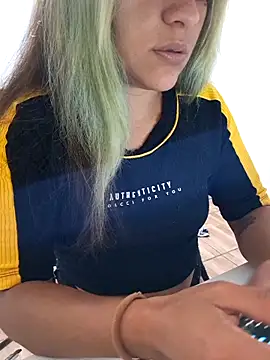 Snapshot of euahotmarii20 chatting on November 14, 3:27 am euahotmarii20 online show from November 14, 3:27 am