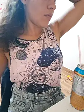 Snapshot of euahotmarii20 chatting on November 17, 10:21 am euahotmarii20 online show from November 17, 10:21 am