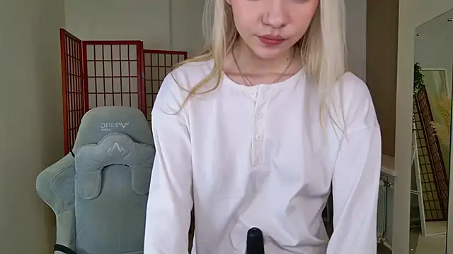 Snapshot of NyxBlonde chatting on November 26, 1:34 pm NyxBlonde online show from November 26, 1:34 pm