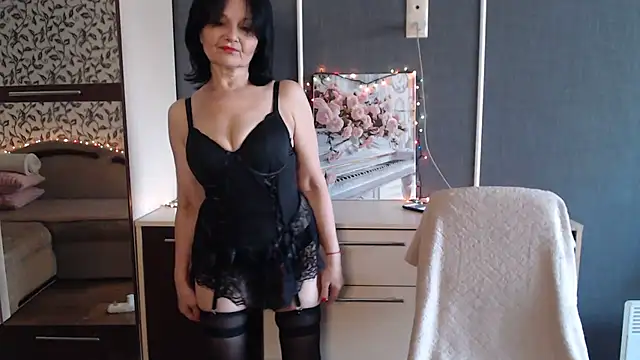 Snapshot of AmoraLuv chatting on October 23, 8:24 am AmoraLuv online show from October 23, 8:24 am