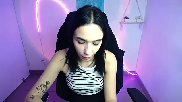 Snapshot of Bella_Night4 chatting on October 30, 7:21 am Bella Night4 online show from October 30, 7:21 am