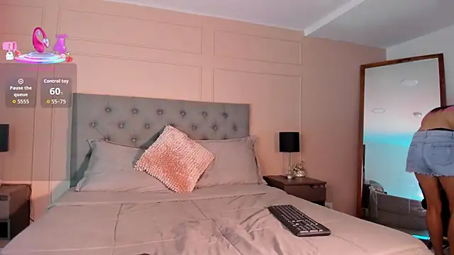 ALICESANDOVAL online show from October 3, 11:40 am