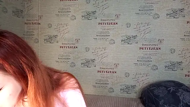 Snapshot of emi_less chatting on November 6, 12:28 pm emi less online show from November 6, 12:28 pm