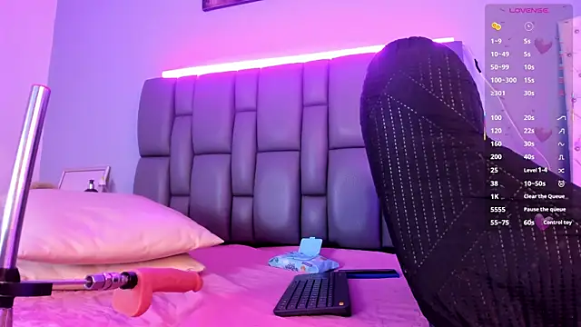 Niicolle Evanss online show from September 22, 8:00 pm