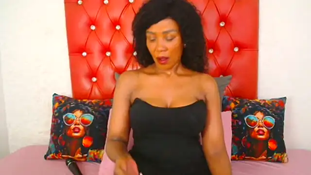 Snapshot of GaggingQueen32 chatting on November 26, 1:17 am GaggingQueen32 online show from November 26, 1:17 am