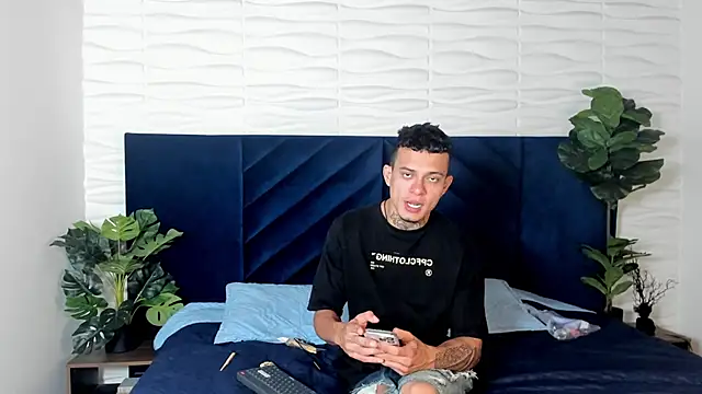 MrJustin  online show from November 27, 7:49 pm