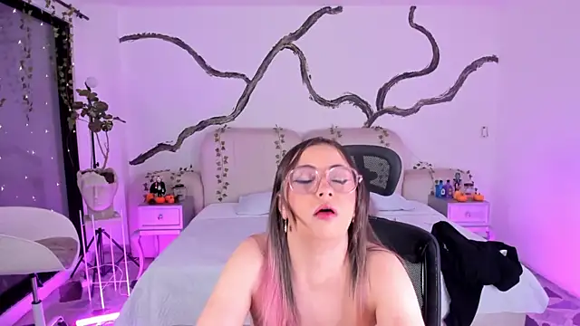 SarahCastro1  online show from October 25, 5:15 am