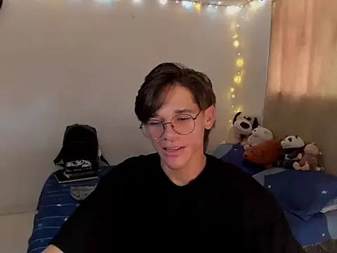 Snapshot of Tom_Blues chatting on October 30, 5:35 pm Tom Blues online show from October 30, 5:35 pm