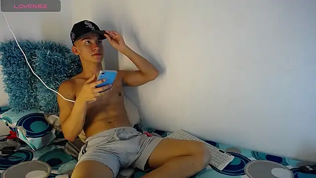 Snapshot of babyandy_x chatting on September 22, 9:06 pm babyandy x online show from September 22, 9:06 pm