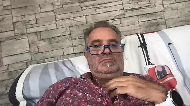 Snapshot of htreshot73 chatting on October 9, 2:04 pm htreshot73 online show from October 9, 2:04 pm