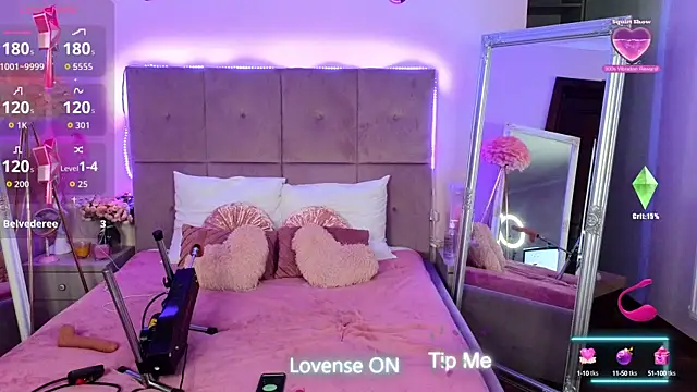 Snapshot of Nicole_Bond chatting on October 12, 5:17 am Nicole Bond online show from October 12, 5:17 am