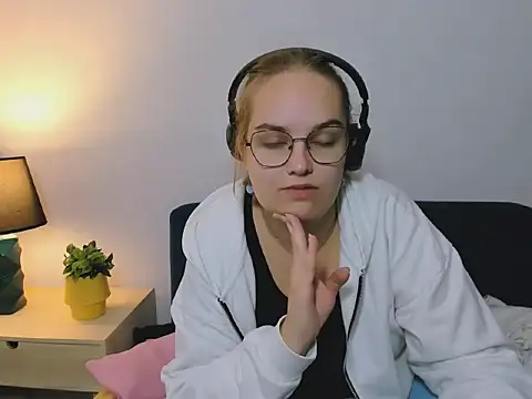 AliceCrazy69 online show from October 5, 4:33 am