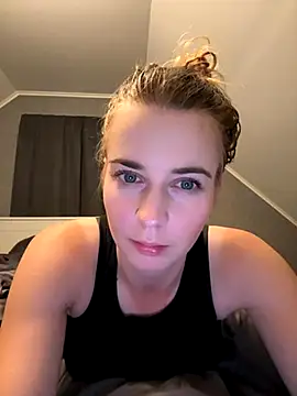 ellieen online show from October 13, 9:59 pm