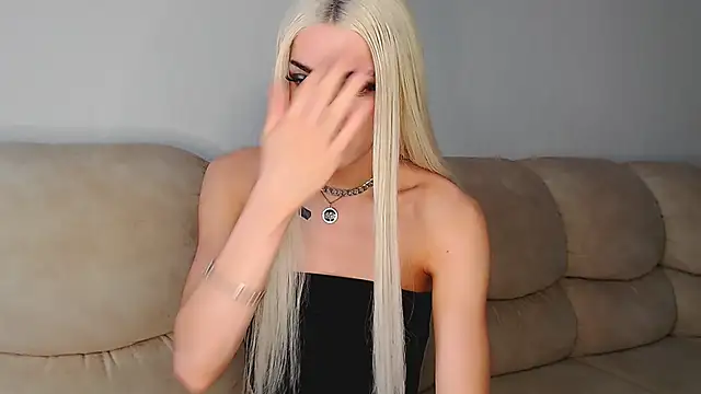 Snapshot of YourTrixie chatting on October 14, 4:57 am YourTrixie online show from October 14, 4:57 am