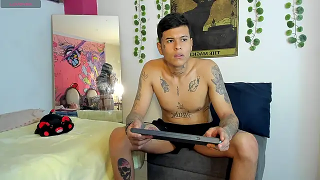 Snapshot of rosse_dredd chatting on October 20, 12:33 am rosse dredd online show from October 20, 12:33 am