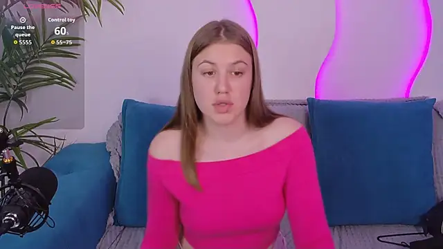 MelanieHenders online show from September 24, 5:05 pm