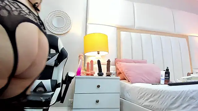 Snapshot of Sweet_Lucianaa chatting on December 13, 7:53 pm Sweet Lucianaa online show from December 13, 7:53 pm