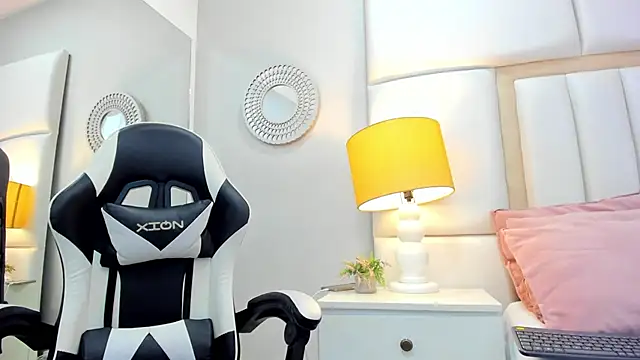 Snapshot of Sweet_Lucianaa chatting on December 14, 1:27 pm Sweet Lucianaa online show from December 14, 1:27 pm