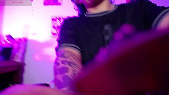 Snapshot of AlmaNanax chatting on November 16, 4:18 am AlmaNanax online show from November 16, 4:18 am