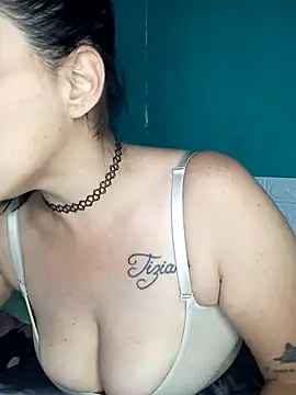 Snapshot of kariciasecreta chatting on November 18, 2:06 am kariciasecreta online show from November 18, 2:06 am