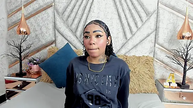 SkylerBloomm online show from November 19, 2:33 am