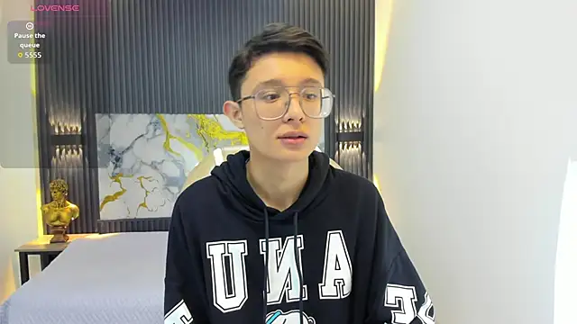 SantiagoRusso18 online show from September 21, 1:02 pm