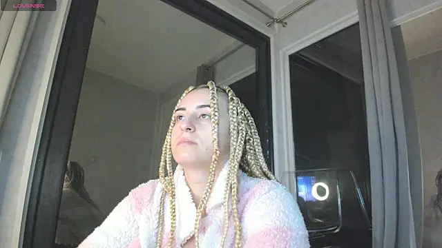 Snapshot of Ella_Vee chatting on October 22, 2:34 am Ella Vee online show from October 22, 2:34 am