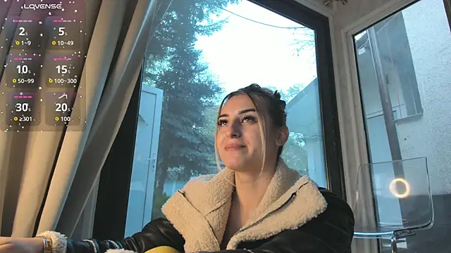 Snapshot of Ella_Vee chatting on November 15, 6:11 am Ella Vee online show from November 15, 6:11 am