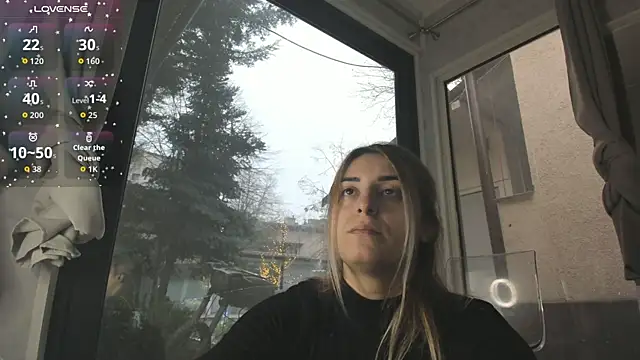 Snapshot of Ella_Vee chatting on December 16, 6:29 am Ella Vee online show from December 16, 6:29 am