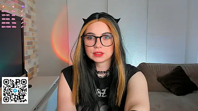 Snapshot of EvaBlimey chatting on September 24, 4:49 am EvaBlimey online show from September 24, 4:49 am