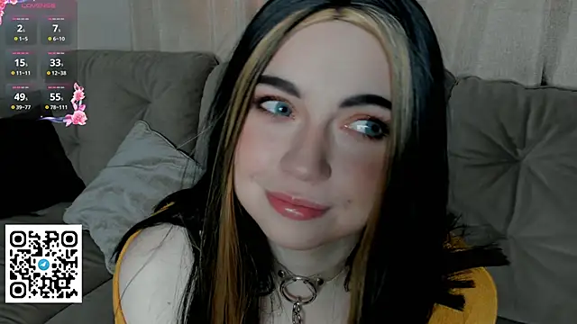 Snapshot of EvaBlimey chatting on October 3, 5:37 am EvaBlimey online show from October 3, 5:37 am