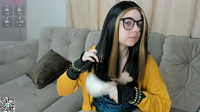 Snapshot of EvaBlimey chatting on October 16, 4:46 am EvaBlimey online show from October 16, 4:46 am