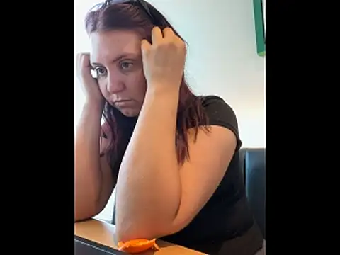 Snapshot of RoseMaee chatting on October 24, 9:49 am RoseMaee online show from October 24, 9:49 am