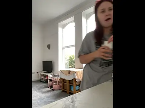 Snapshot of RoseMaee chatting on October 28, 11:25 am RoseMaee online show from October 28, 11:25 am