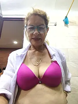 Snapshot of MaryLunne chatting on October 4, 12:19 am MaryLunne online show from October 4, 12:19 am