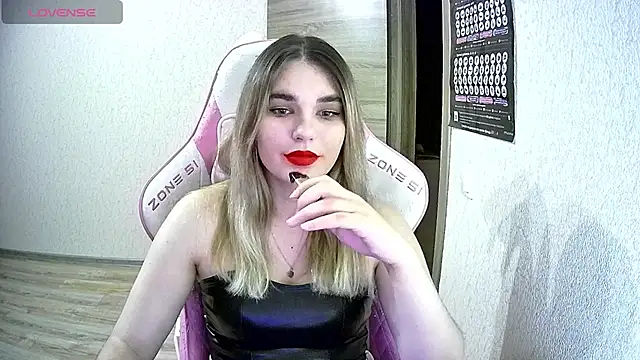 Snapshot of Kris_Moss chatting on October 27, 9:52 pm Kris Moss online show from October 27, 9:52 pm