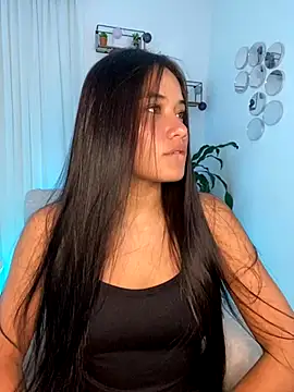 Snapshot of AlisxxnFx chatting on November 6, 4:35 am AlisxxnFx online show from November 6, 4:35 am