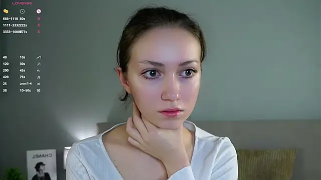 ZeniaBolich online show from December 3, 9:02 pm