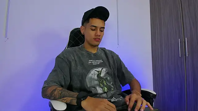 Nickyblazze  online show from September 20, 1:34 pm