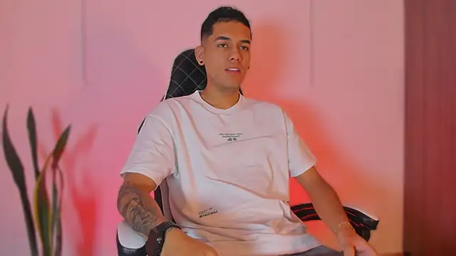 Nickyblazze  online show from October 17, 1:25 pm