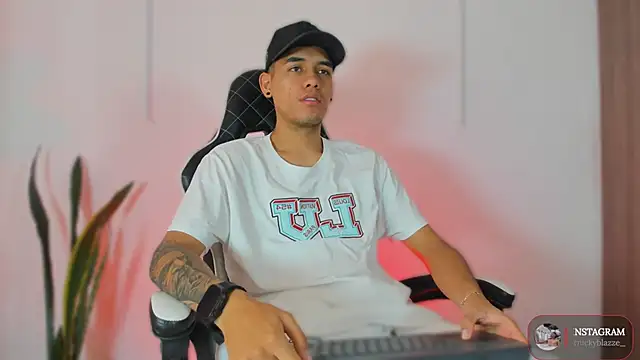 Nickyblazze  online show from October 22, 12:49 pm