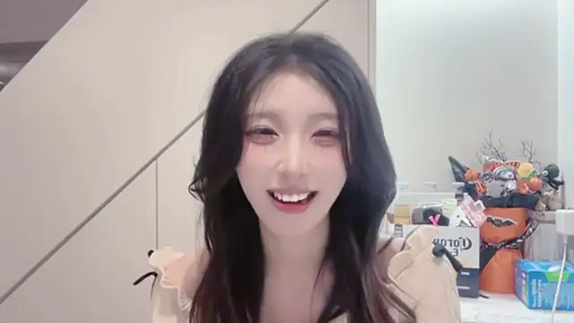 Snapshot of ZhaoZhao-ZM chatting on December 17, 1:50 pm ZhaoZhao-ZM online show from December 17, 1:50 pm