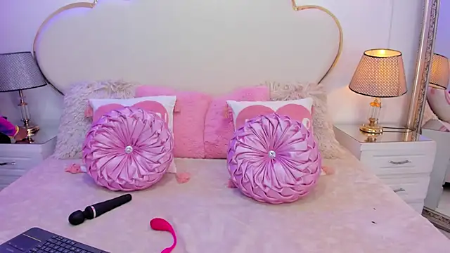 Snapshot of MadissonBonny_ chatting on November 6, 8:32 pm MadissonBonny online show from November 6, 8:32 pm