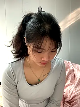 Emlyly-18 online show from November 15, 1:36 am