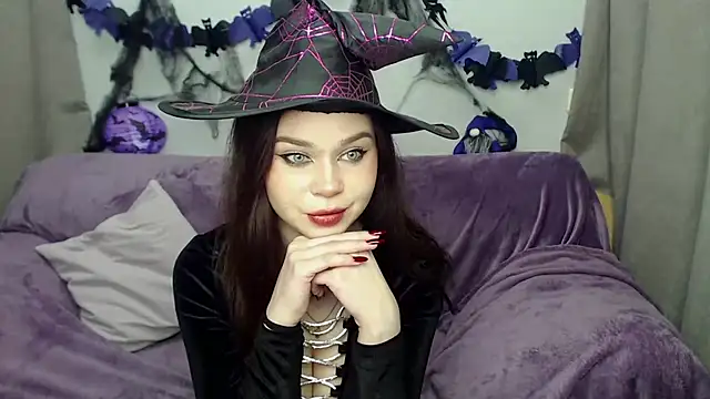 Snapshot of GloriyaDre chatting on October 31, 5:52 am GloriyaDre online show from October 31, 5:52 am