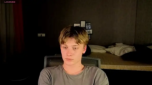 Snapshot of LouieEvans chatting on October 12, 8:08 pm LouieEvans online show from October 12, 8:08 pm