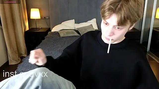 Snapshot of LouieEvans chatting on November 9, 9:35 pm LouieEvans online show from November 9, 9:35 pm