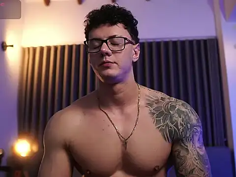 Thomas Falcon online show from October 19, 2:23 am