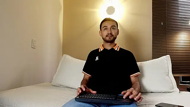 Snapshot of Axel_Moon_S chatting on November 25, 7:47 pm Axel Moon S online show from November 25, 7:47 pm